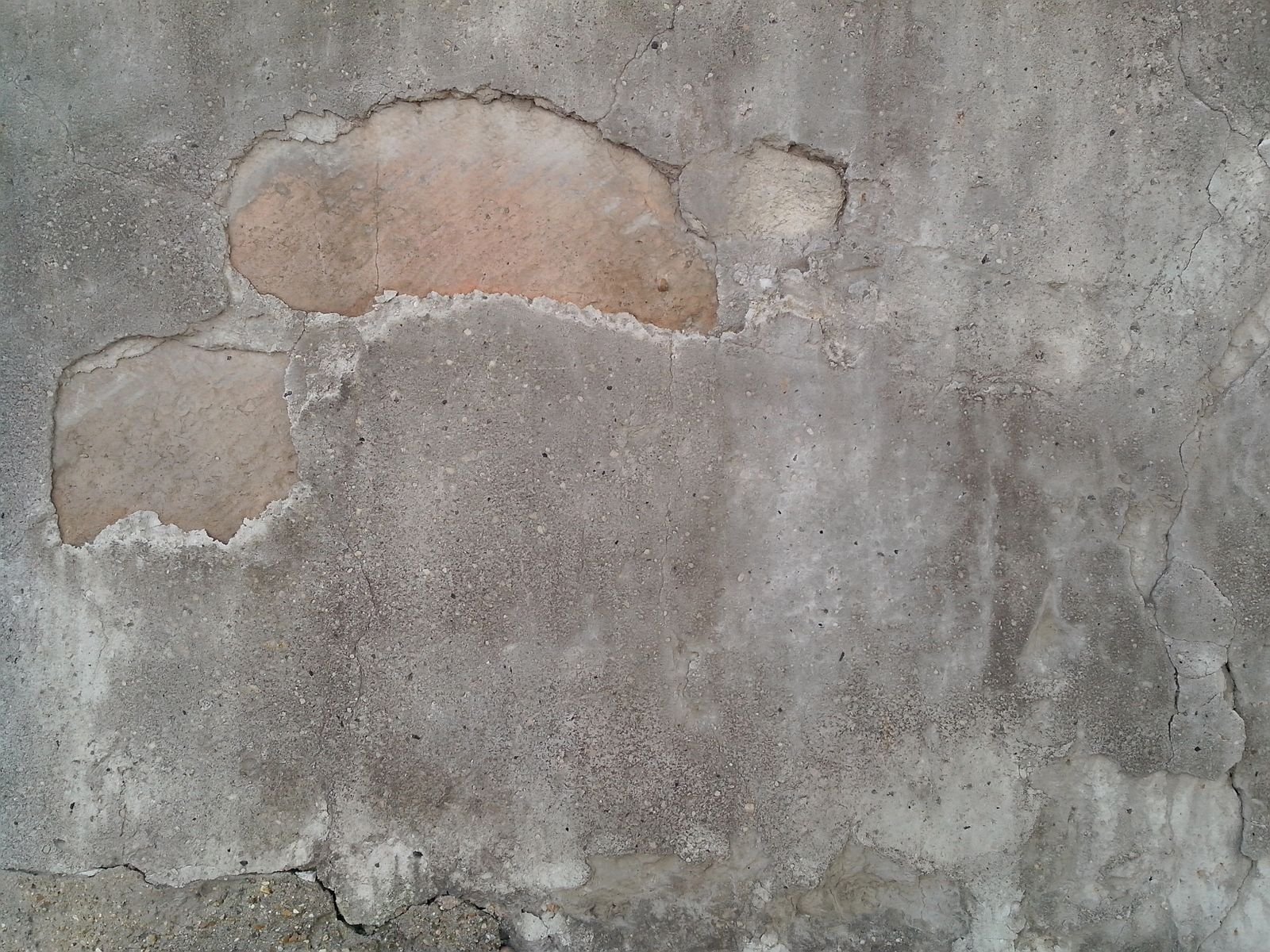 Permukaan beton tua yang retak dan terkelupas dari dekat, ilustrasi injeksi epoxy untuk retak beton kering