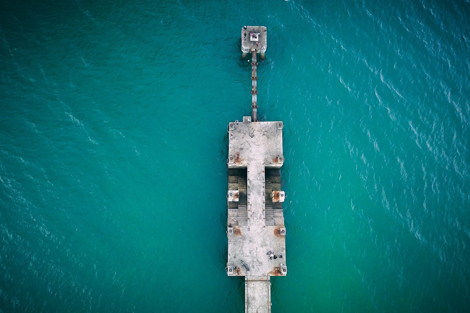 Dermaga beton tua membentang ke laut, ilustrasi underwater repair dermaga dan kerusakan dermaga