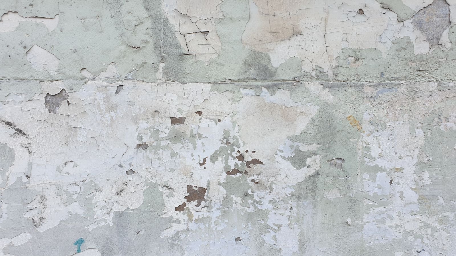 Permukaan dinding mengelupas dan lembap, ilustrasi penyebab beton retak karena air dan korosi tulangan