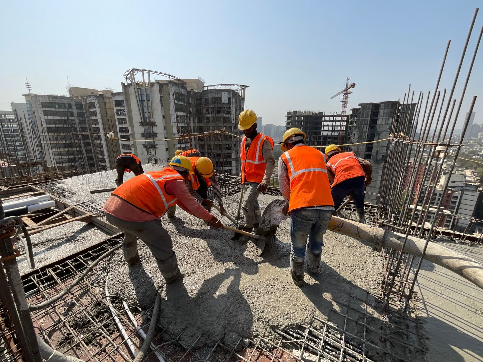 Pekerja menuangkan dan meratakan material beton, ilustrasi grouting dan injeksi beton untuk mengisi rongga