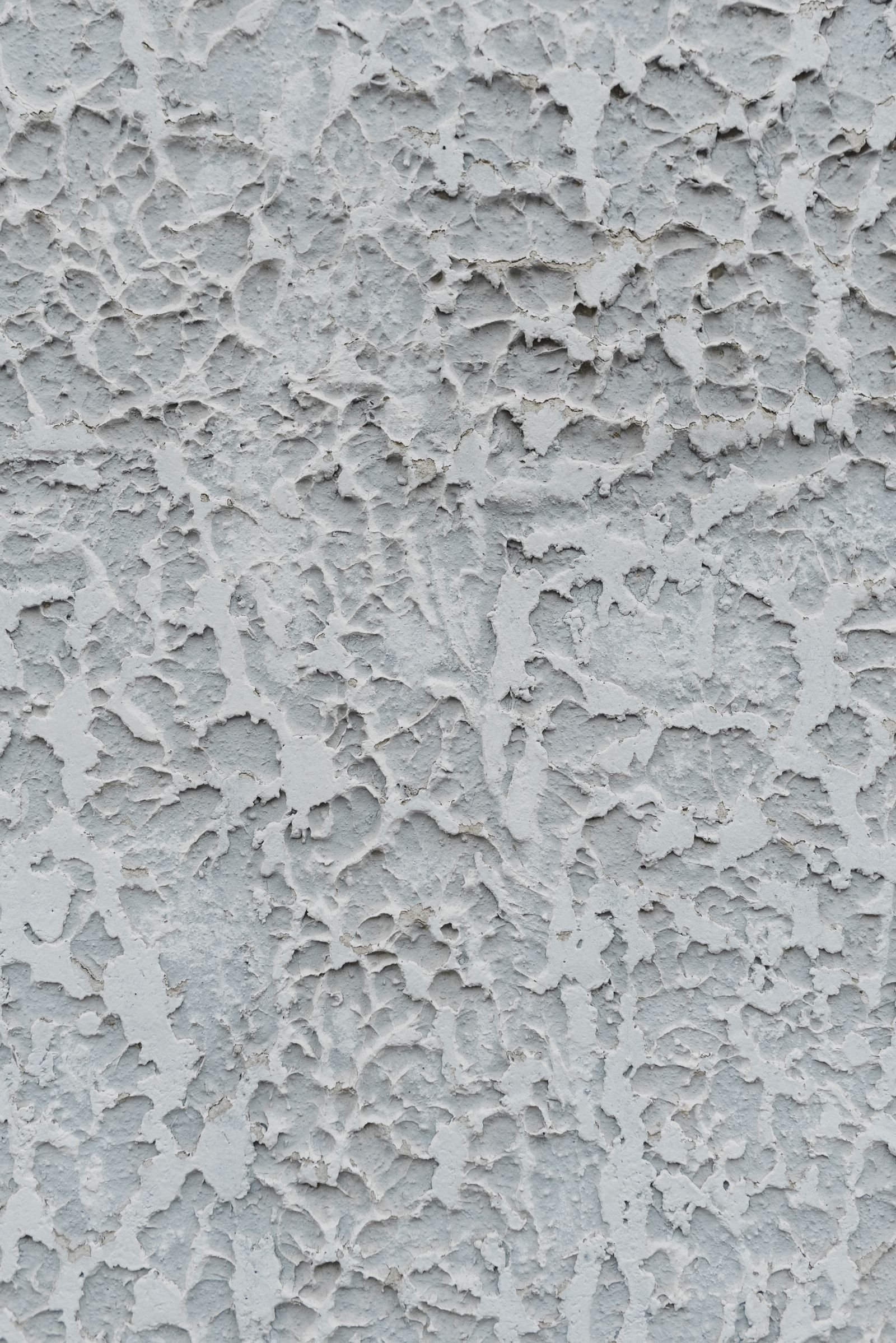 Permukaan dinding retak dan mengelupas dari dekat, ilustrasi waterproofing dak beton dan persiapan permukaan